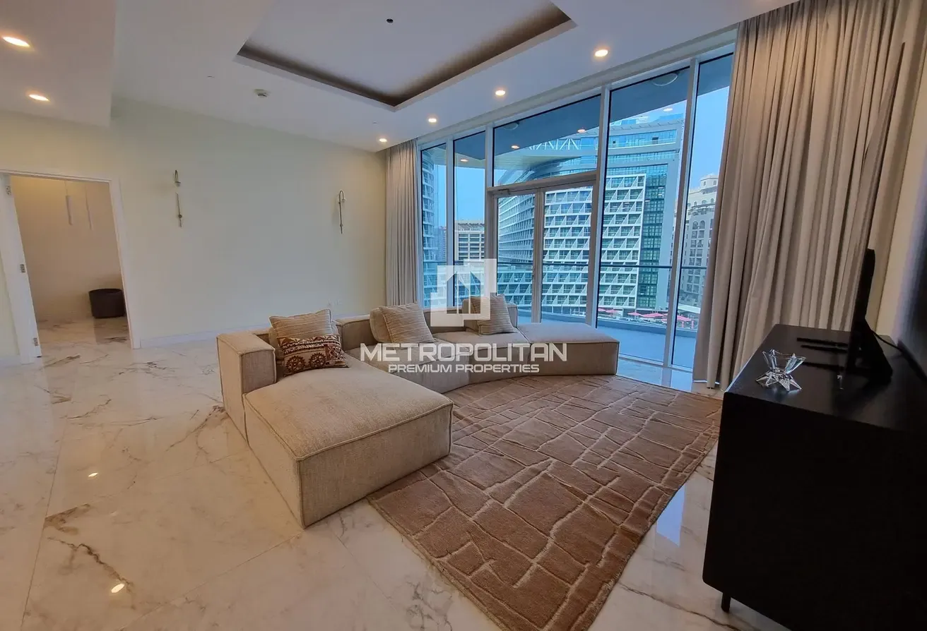 Spacious| Upgraded| Study| Beach Access | Sea View