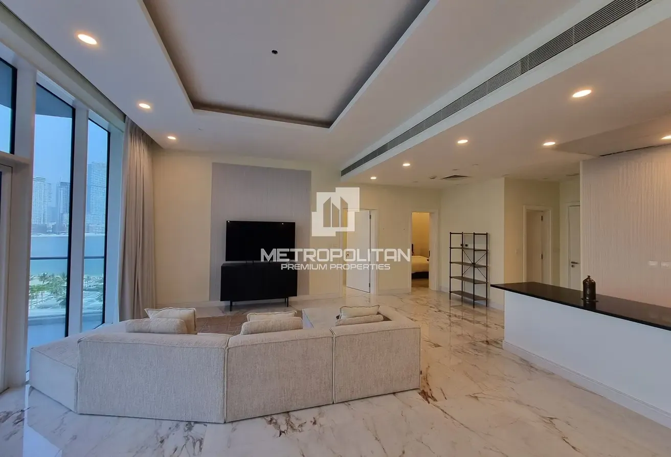 Spacious| Upgraded| Study| Beach Access | Sea View
