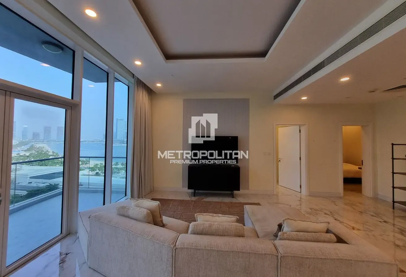 Spacious| Upgraded| Study| Beach Access | Sea View