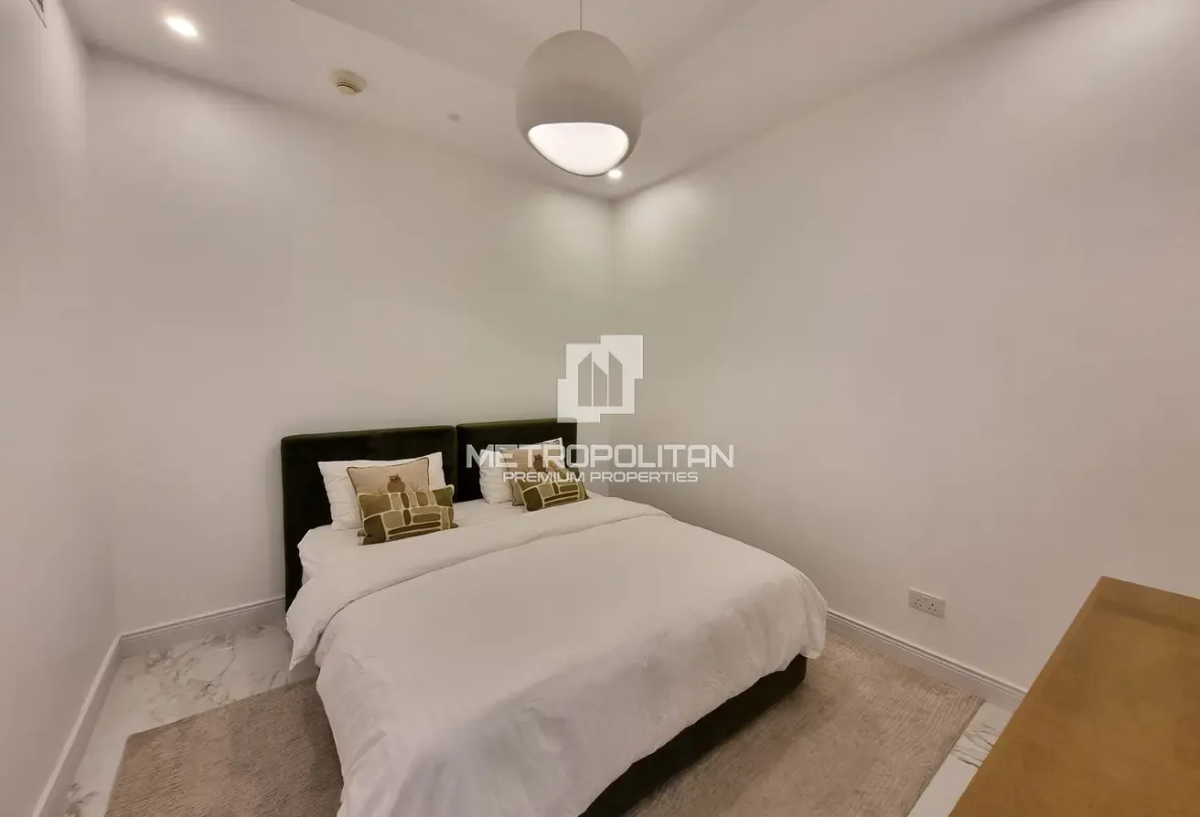 Spacious| Upgraded| Study| Beach Access | Sea View