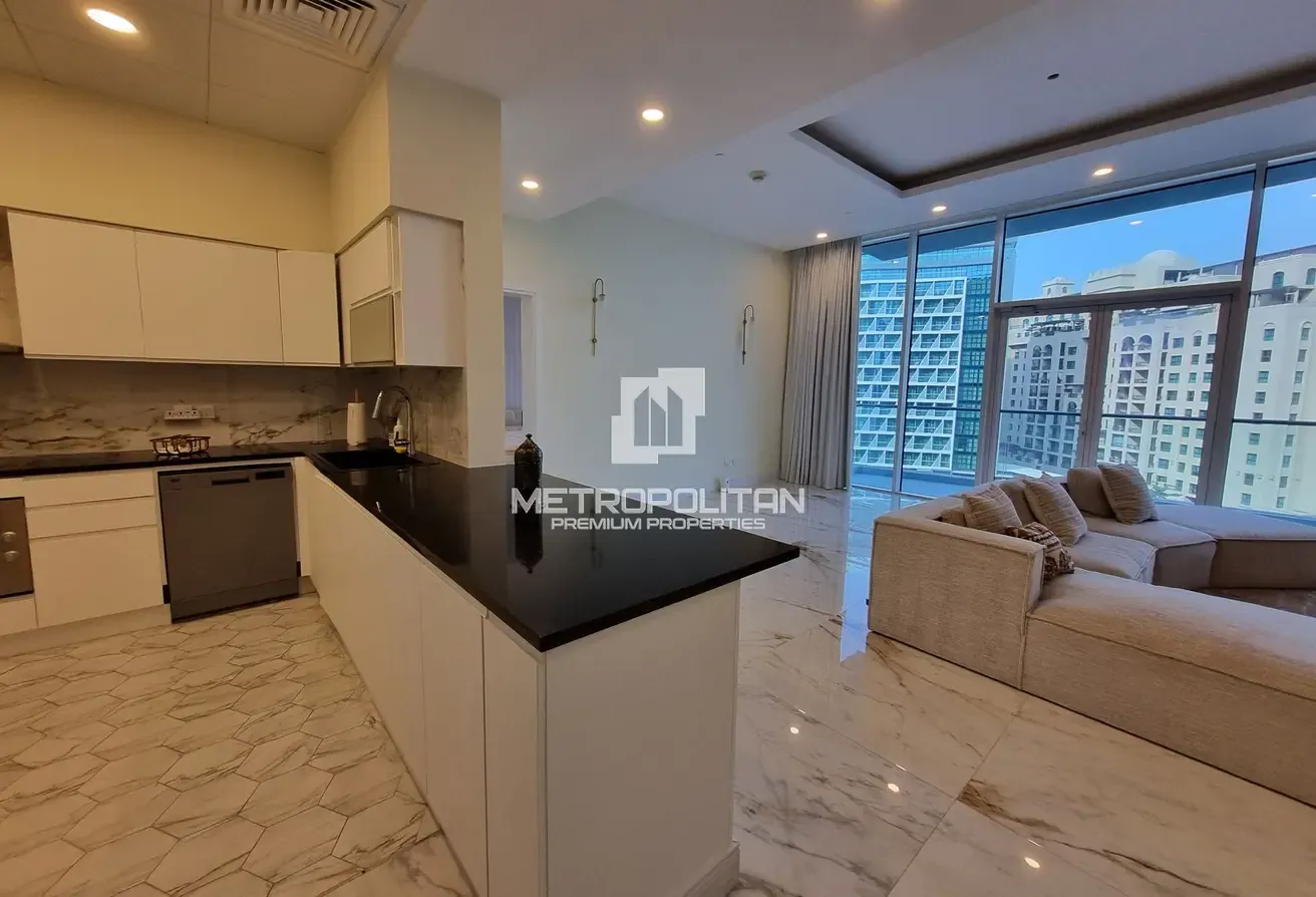 Spacious| Upgraded| Study| Beach Access | Sea View