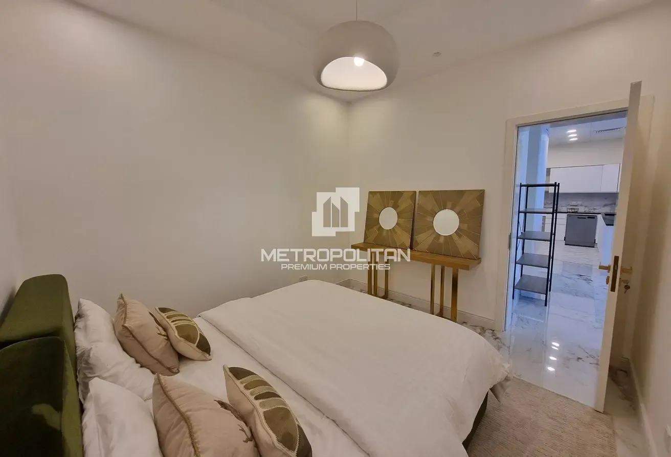 Spacious| Upgraded| Study| Beach Access | Sea View