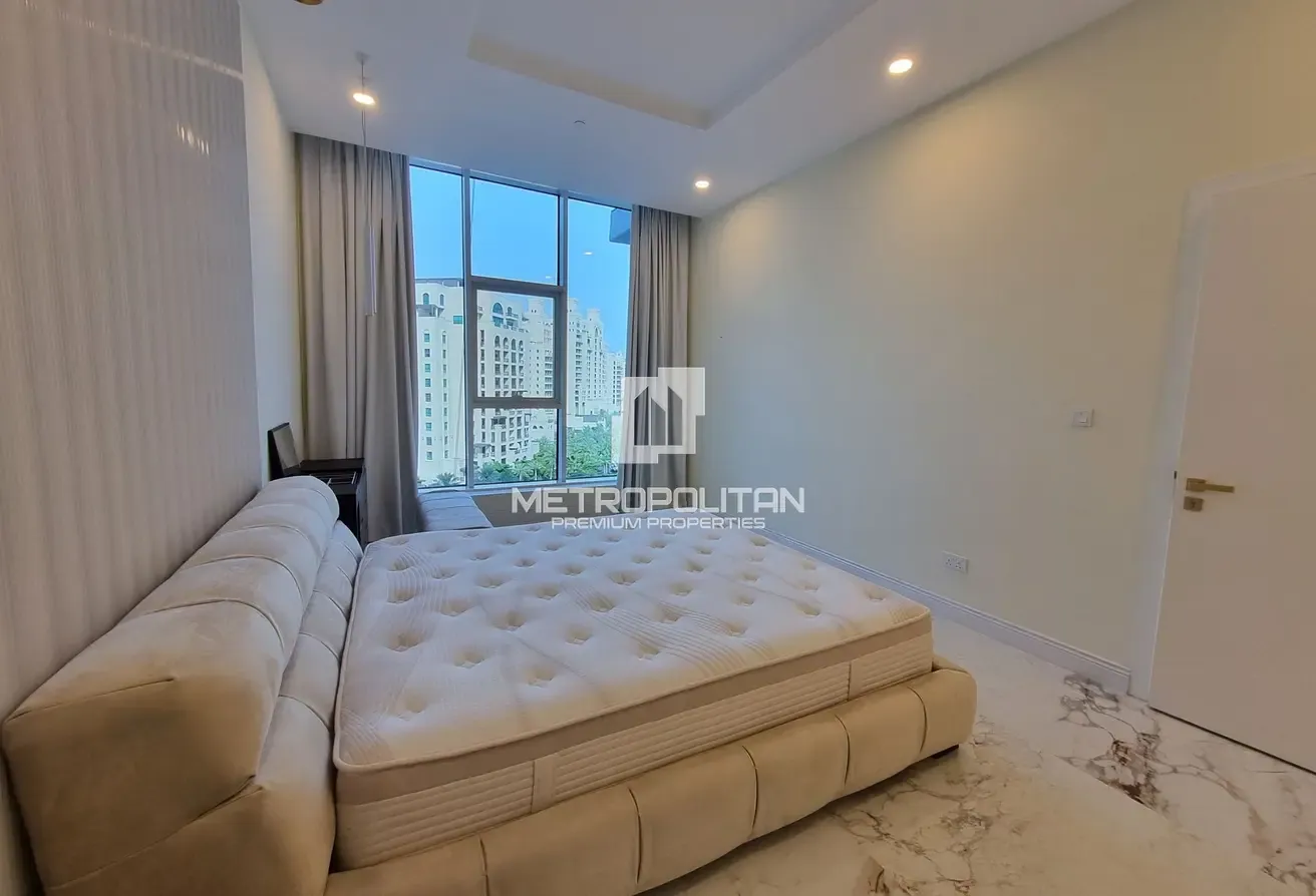Spacious| Upgraded| Study| Beach Access | Sea View