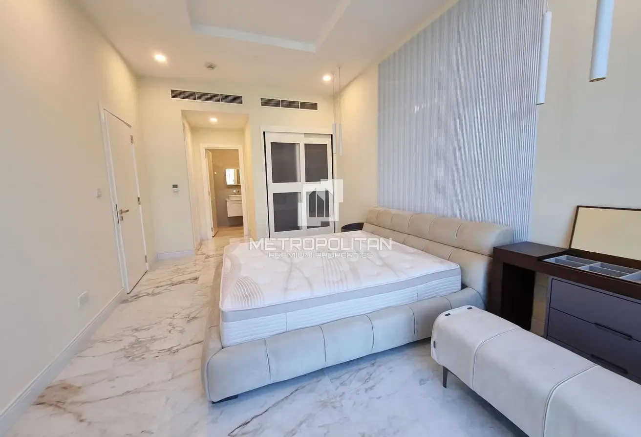 Spacious| Upgraded| Study| Beach Access | Sea View