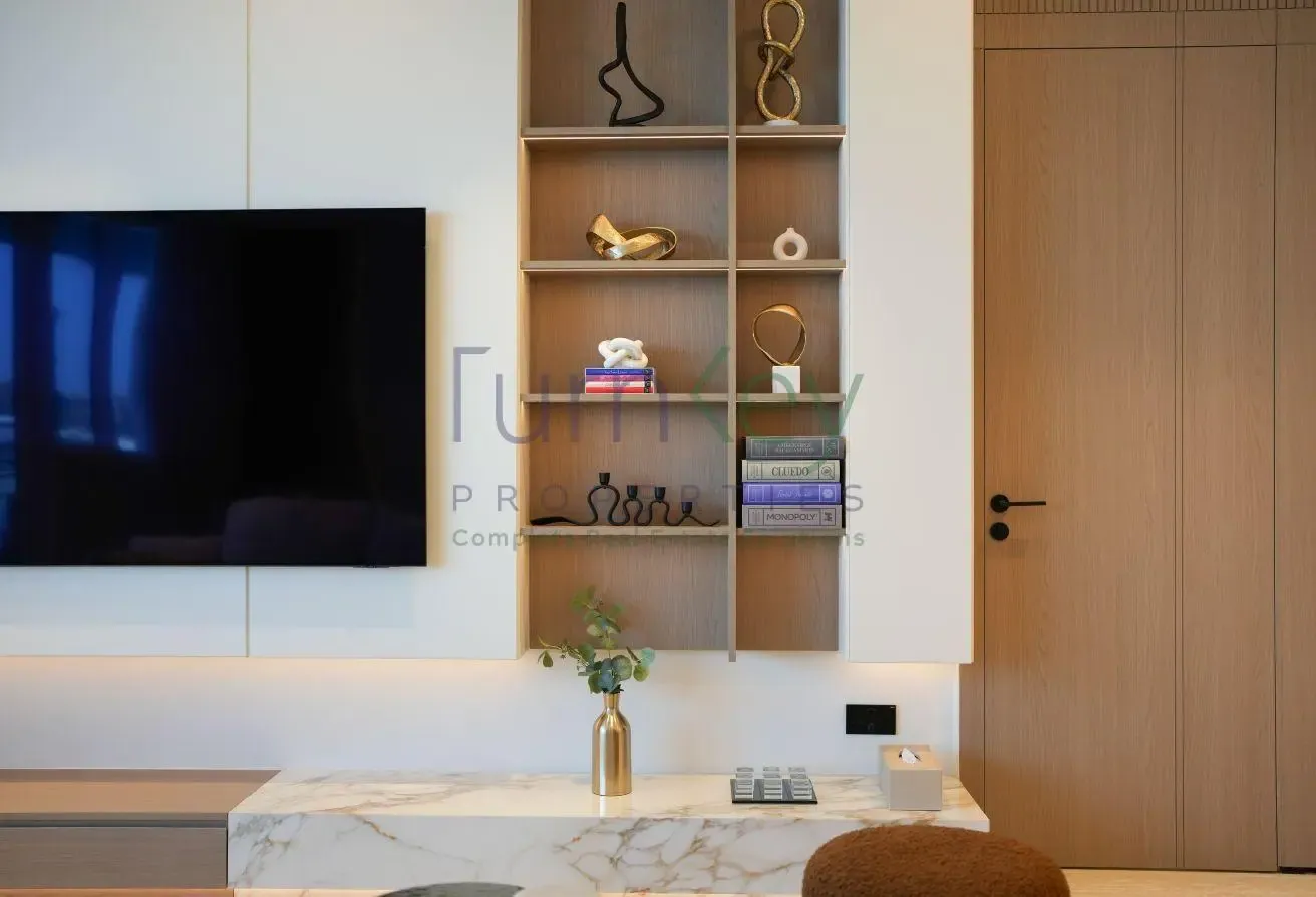 1 OF 1 HIGH END RENOVATED 3 BED APARTMENT
