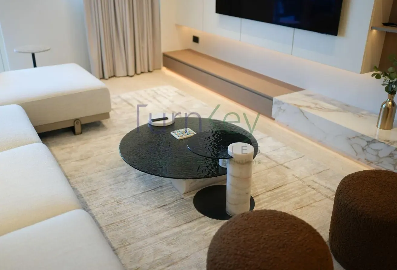 1 OF 1 HIGH END RENOVATED 3 BED APARTMENT