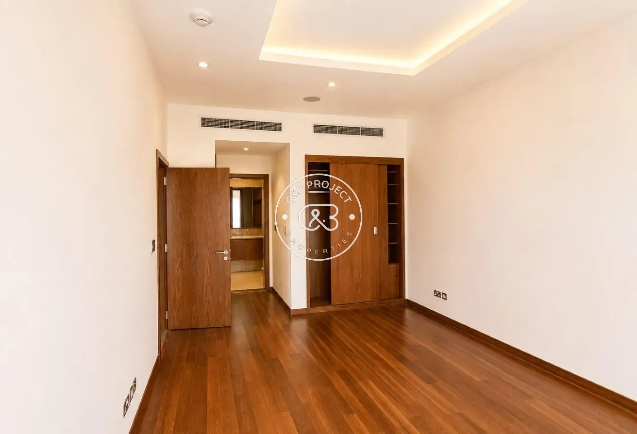 Access to beach | Sea View | Next to Mall
