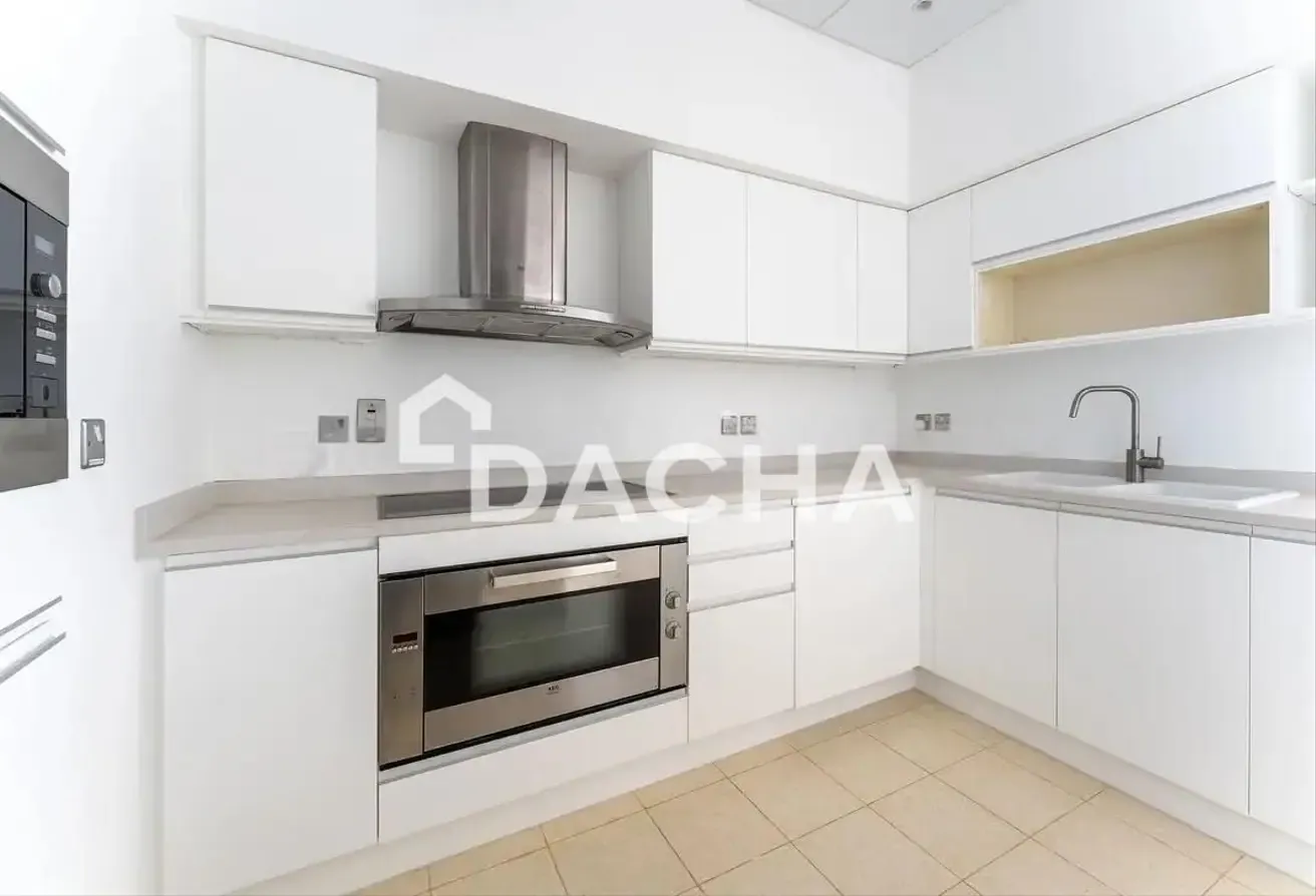 Sea Views | Spacious Apt | Vacant and Ready