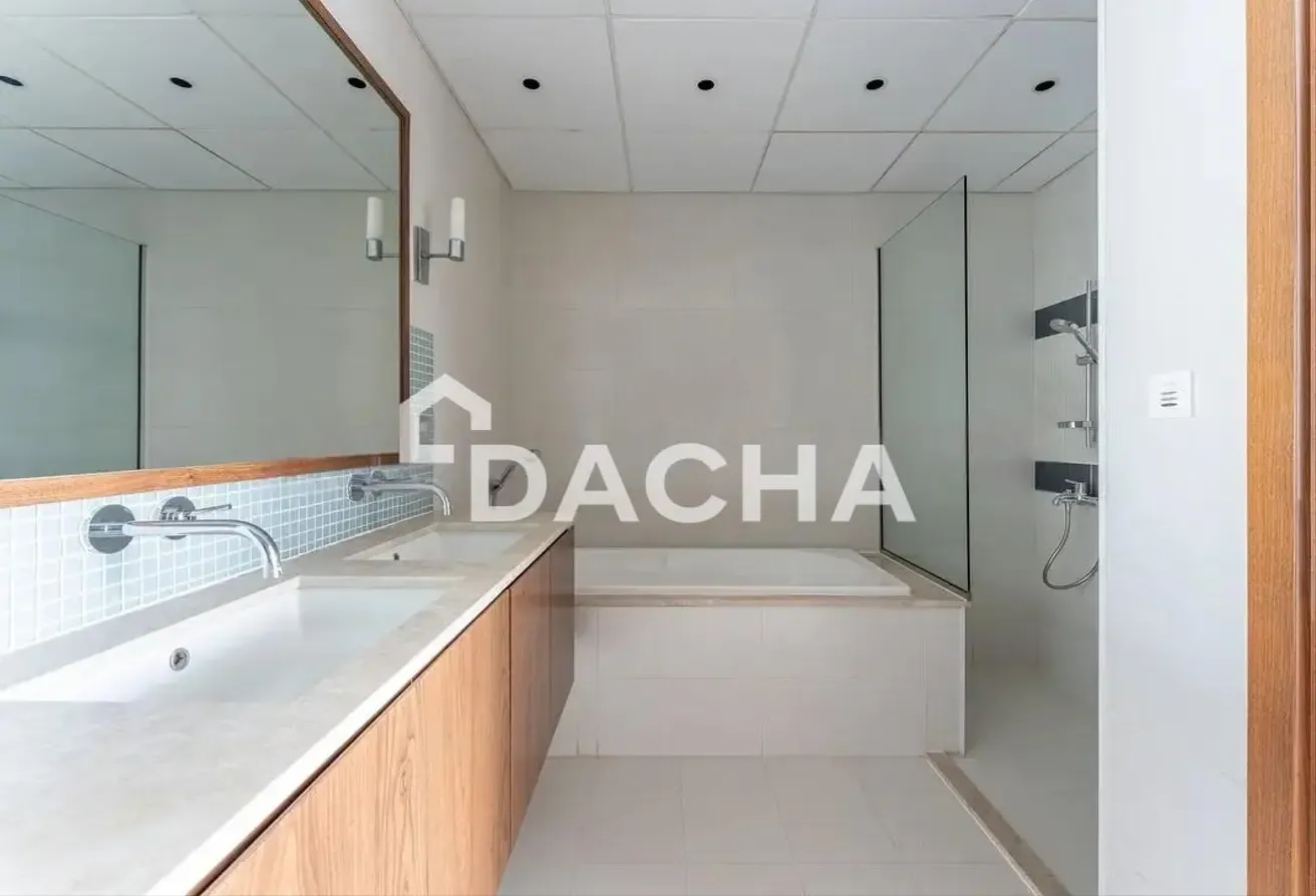 Sea Views | Spacious Apt | Vacant and Ready