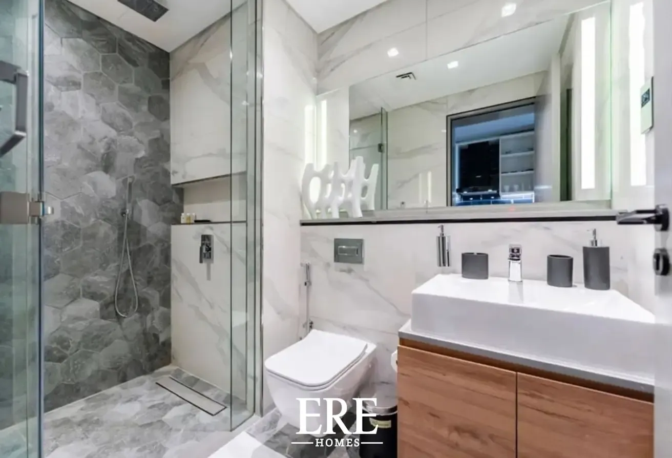 Furnished Studio | Canal View | Available Now