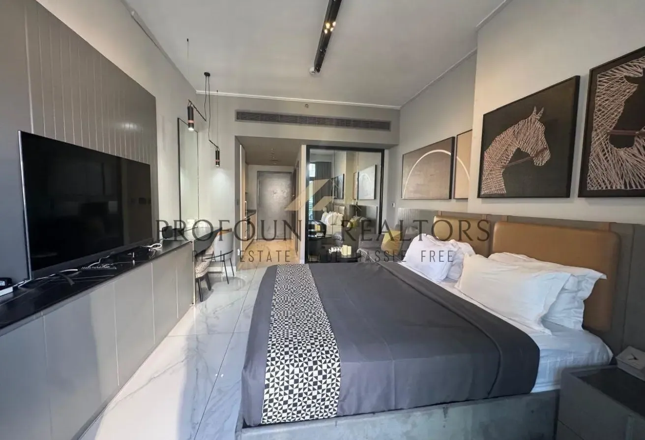 Luxury Furnished Studio I Pool/Canal View IBalcony