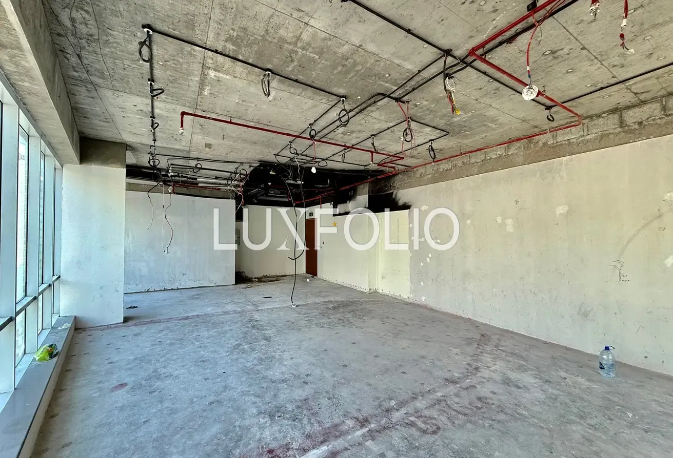 Fully Fitted I Vacant I Corner Unit