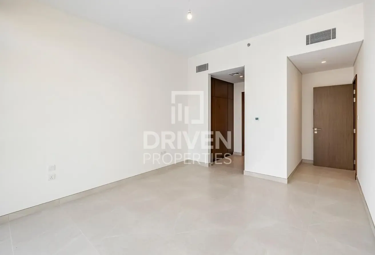 Premier Waterfront Residence | Canal View Apt