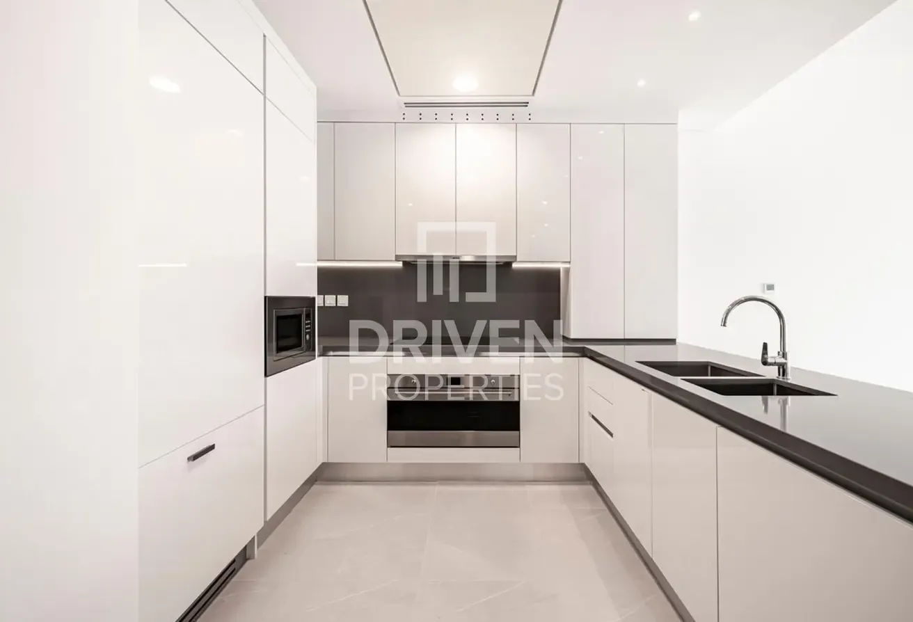 Premier Waterfront Residence | Canal View Apt
