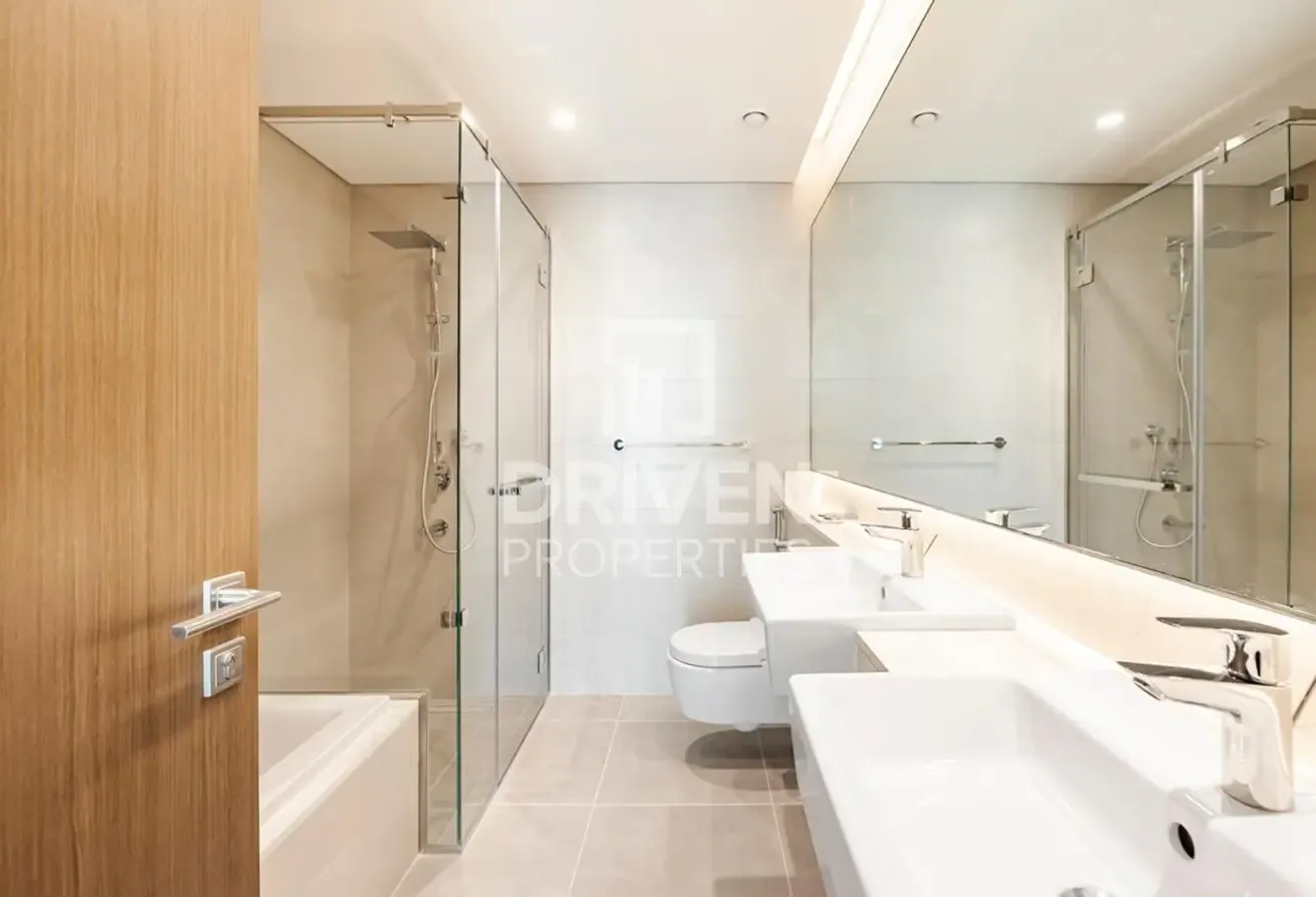 Premier Waterfront Residence | Canal View Apt