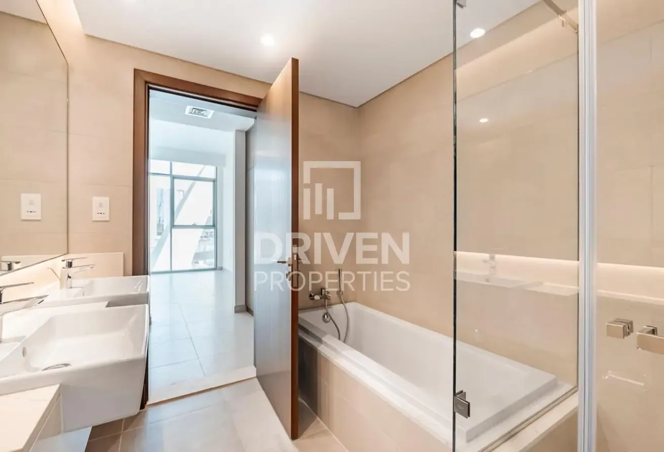 Premier Waterfront Residence | Canal View Apt