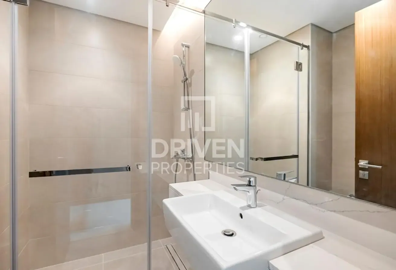 Premier Waterfront Residence | Canal View Apt