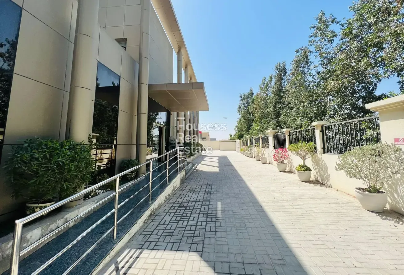 HEIGHT 12.7 M | CRANE INSTALLED | WITH OFFICES
