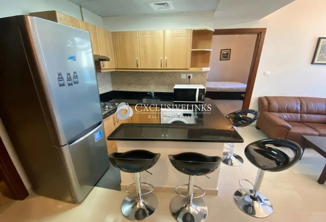 Bright 1 BR | Well Sized | Lake View