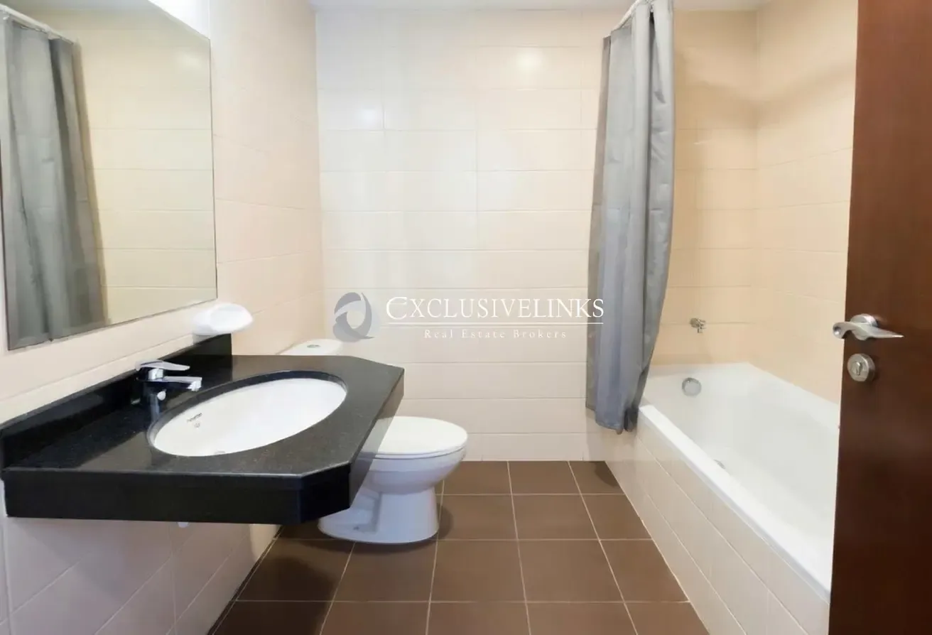 Bright 1 BR | Well Sized | Lake View
