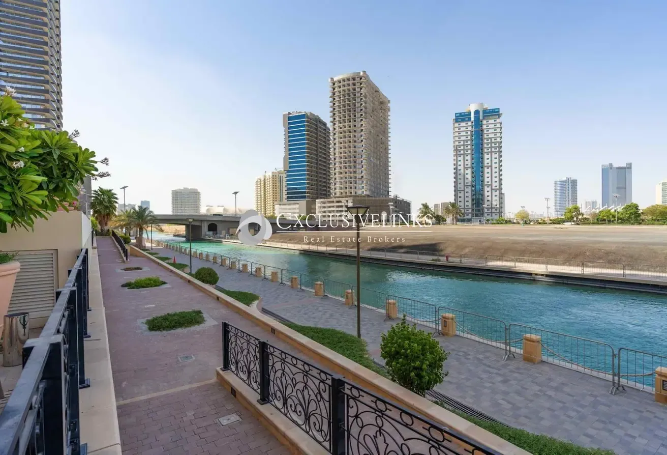 Bright 1 BR | Well Sized | Lake View