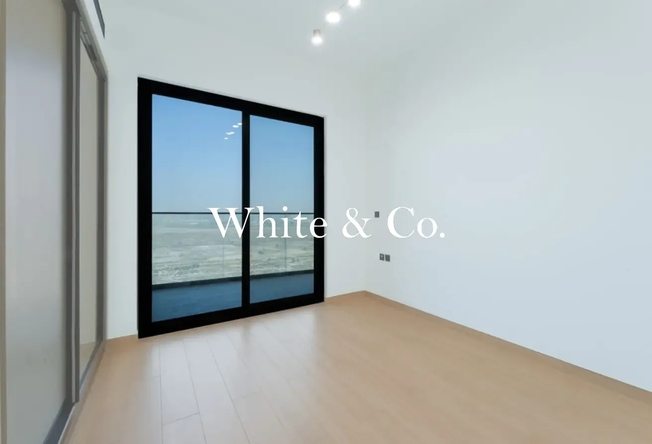 Marina View | 2 Parking | Bright | Vacant