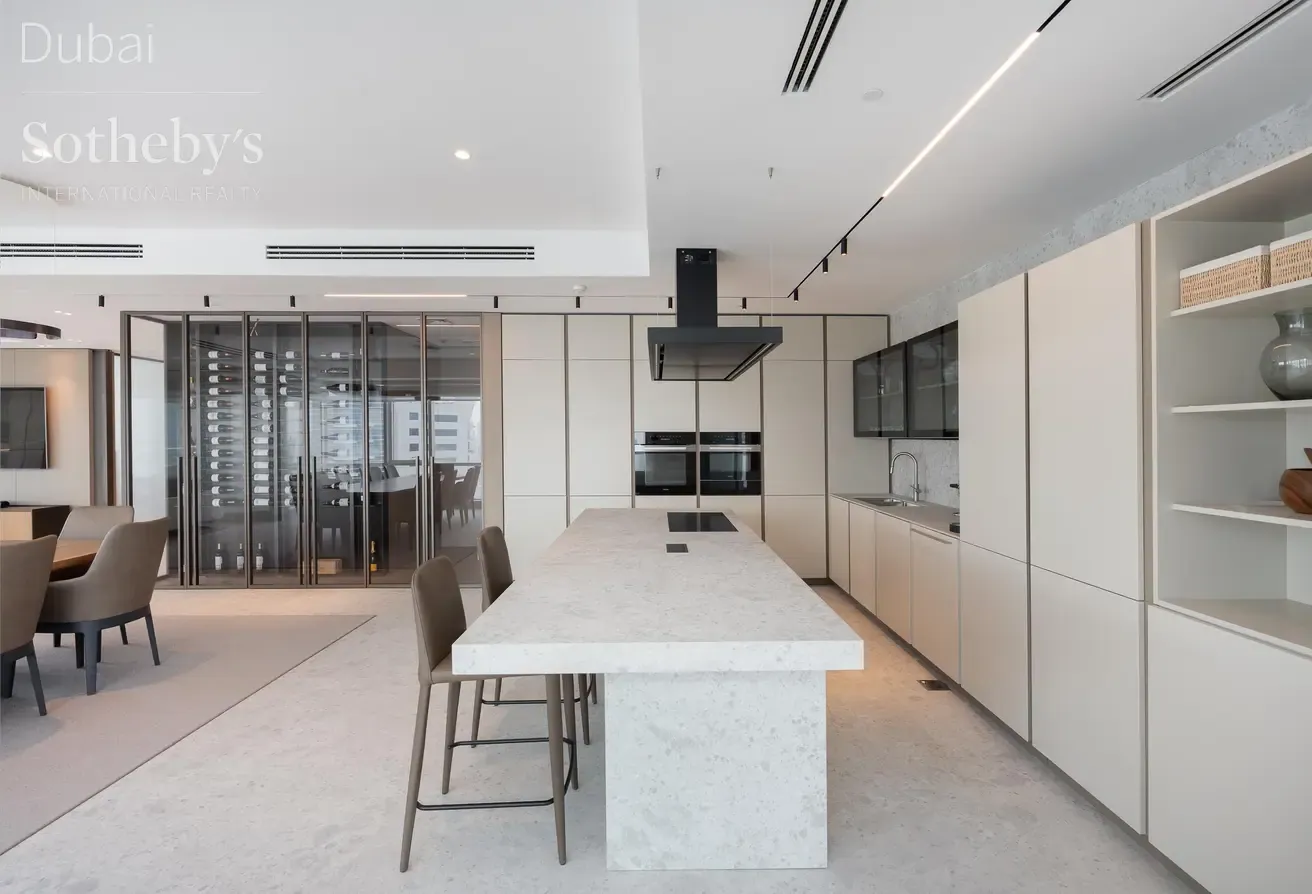 Chic High-Floor Apartment in Dubai Marina