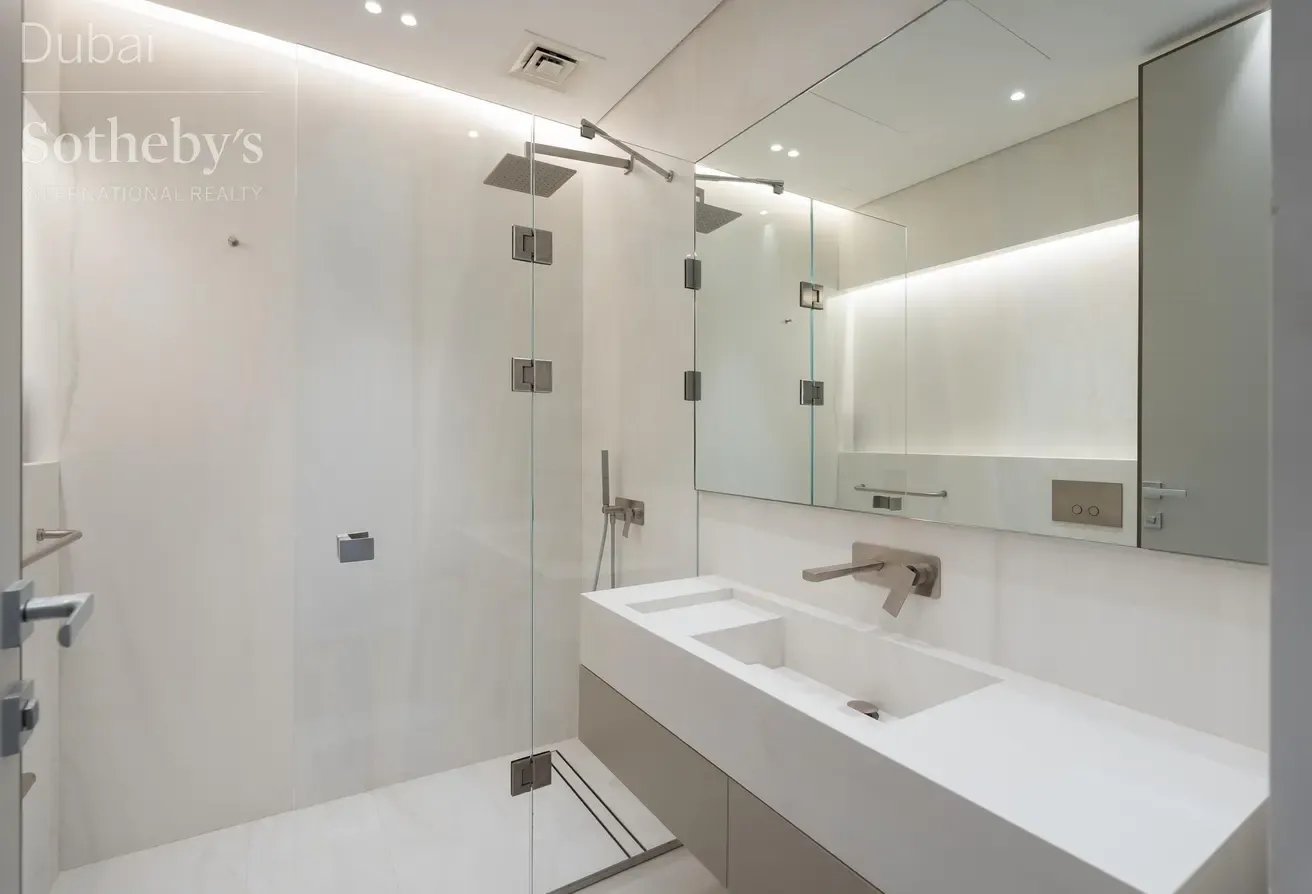 Chic High-Floor Apartment in Dubai Marina