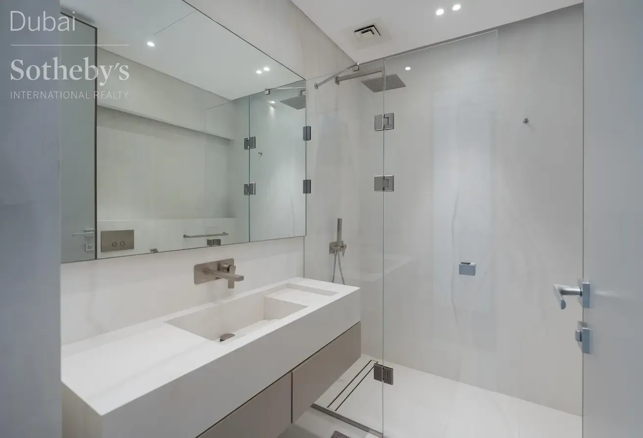 Chic High-Floor Apartment in Dubai Marina