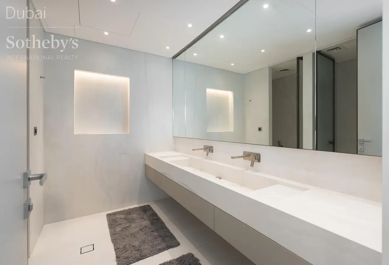 Chic High-Floor Apartment in Dubai Marina