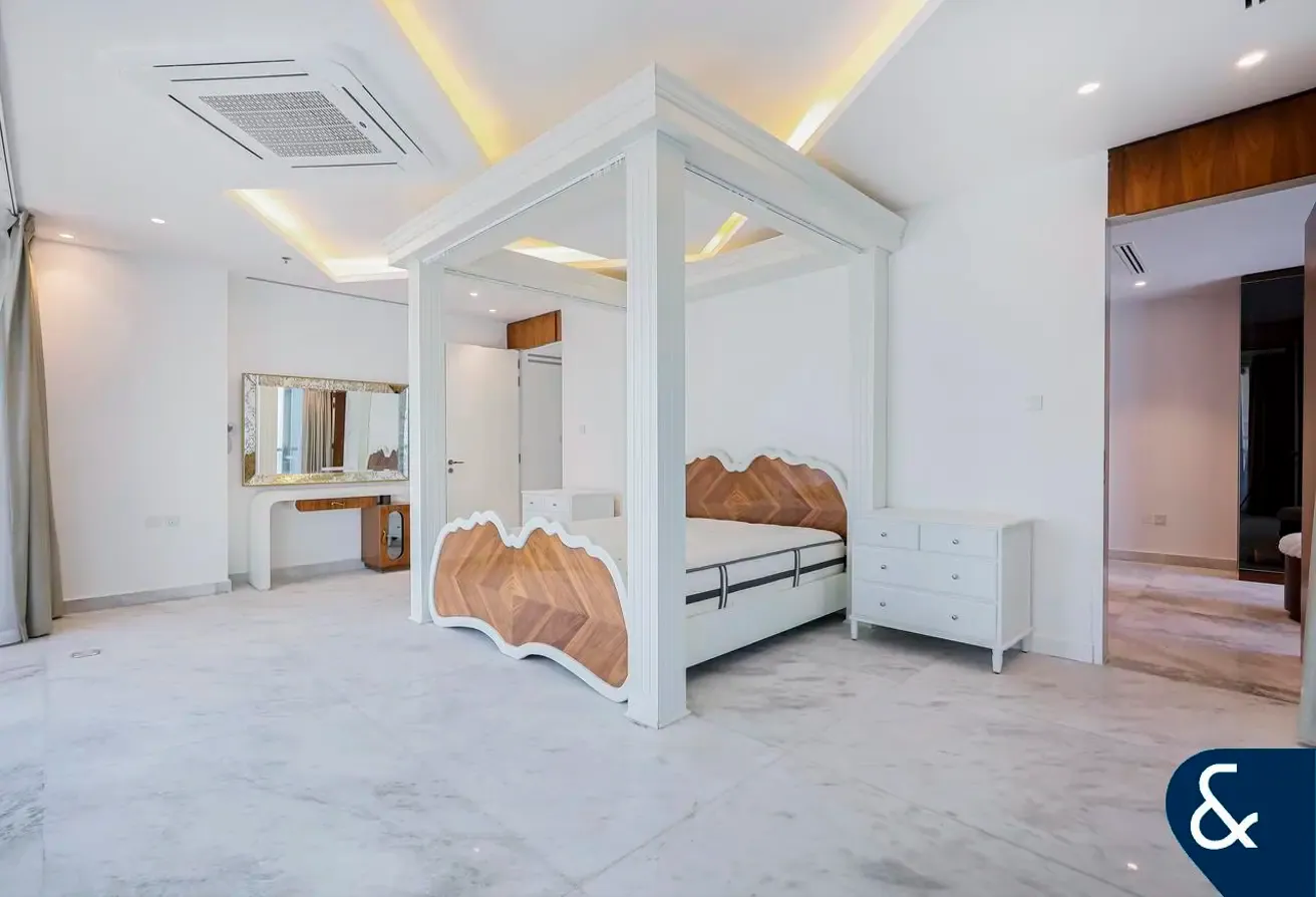 Penthouse | Renovated | 5 Bed | Sea View
