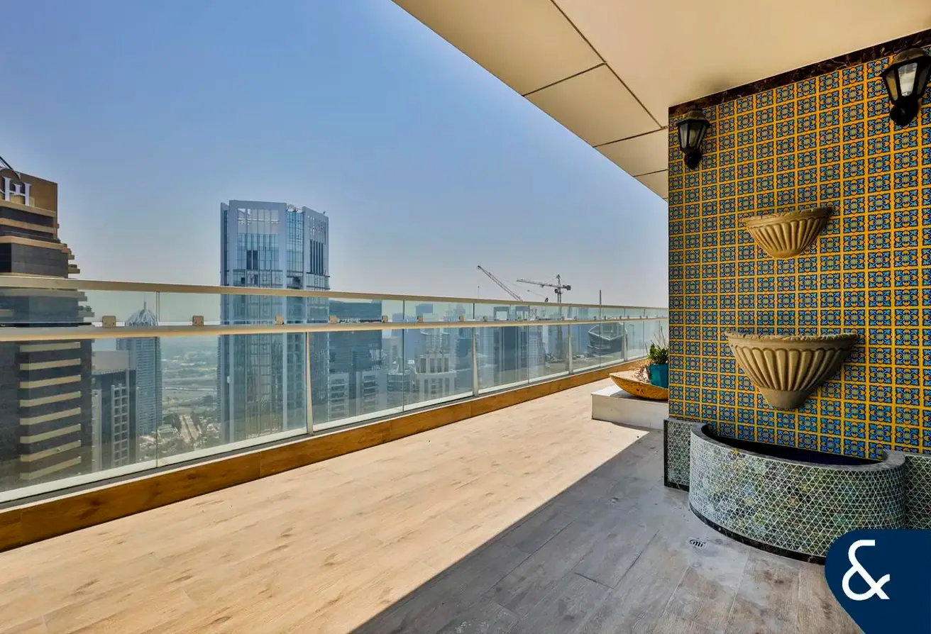 Penthouse | Renovated | 5 Bed | Sea View