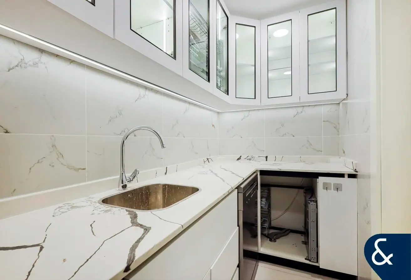 Penthouse | Renovated | 5 Bed | Sea View