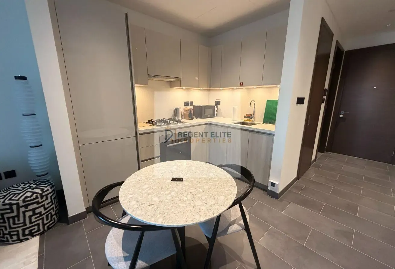 1bed plus Study- Pool View- Vacant- Furnished
