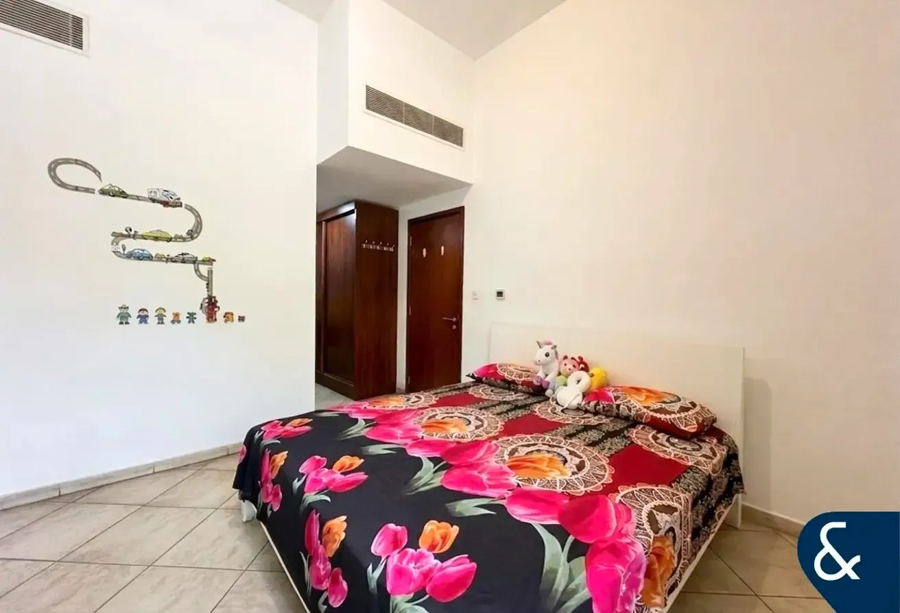 Corner Unit | Vacant On Transfer | Low Floor