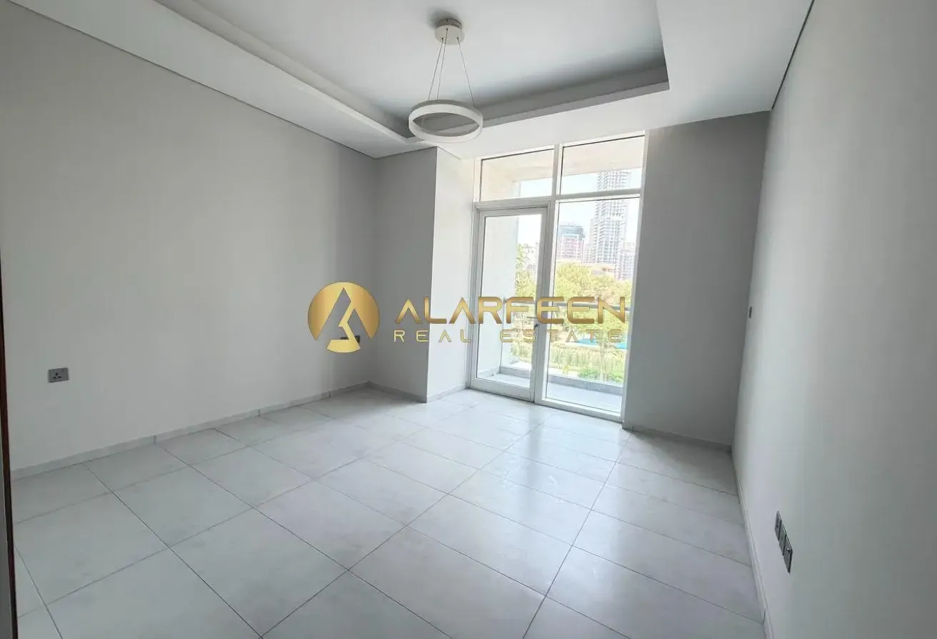 Bright 1 BR | Park Facing | Big Layout