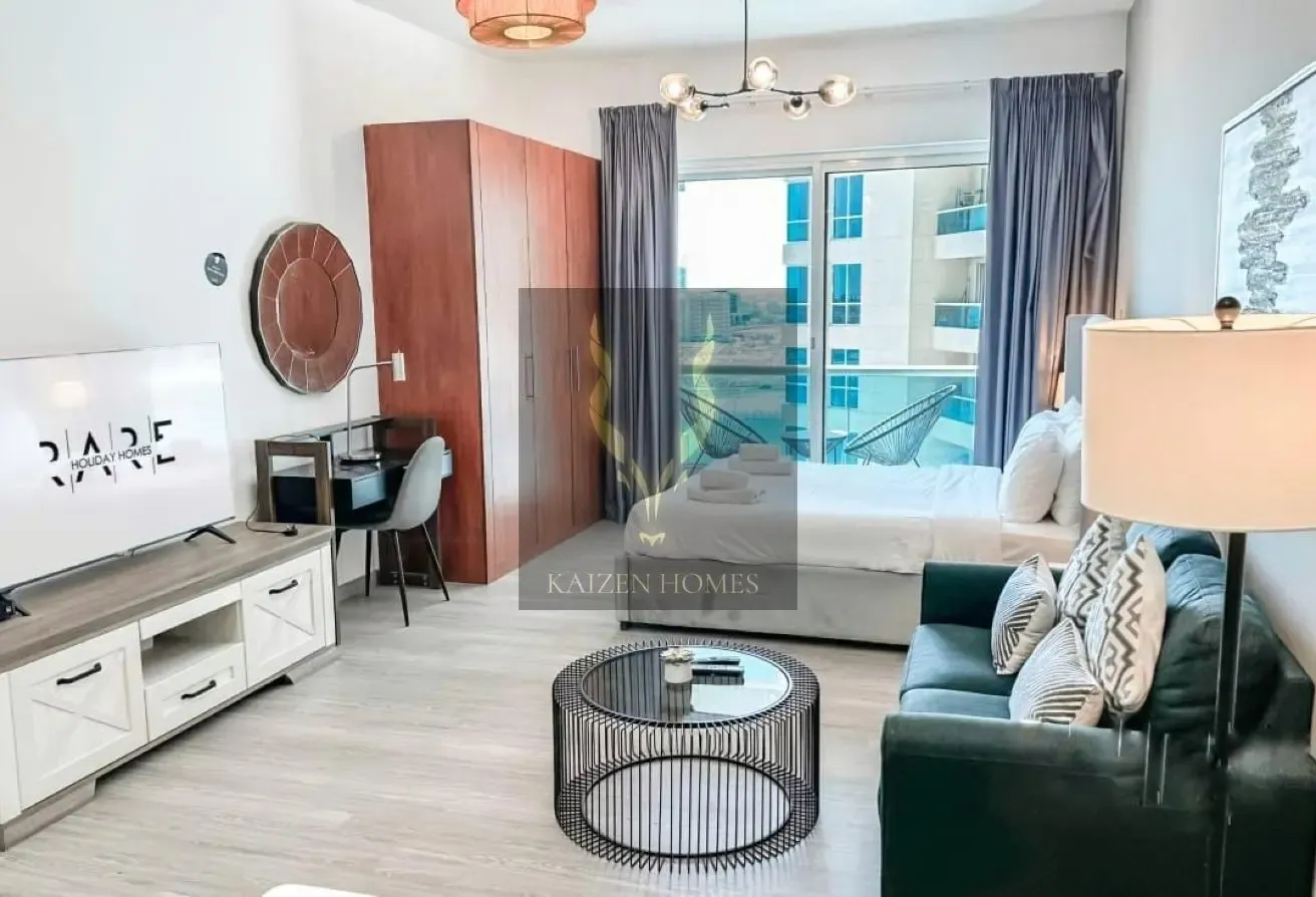 FULLY FURNISHED / POOL VIEW / LAKE VIEW / VACANT