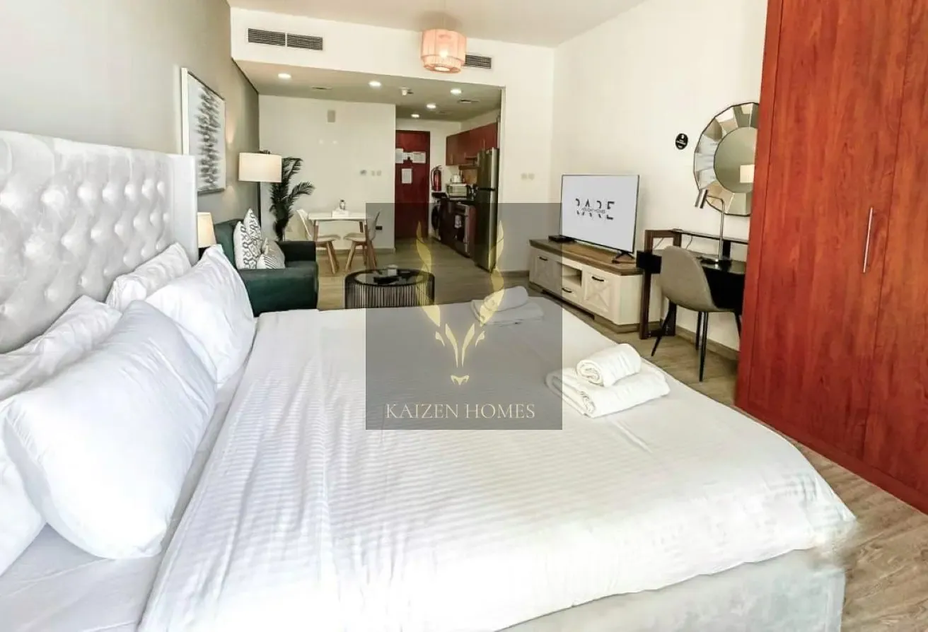 FULLY FURNISHED / POOL VIEW / LAKE VIEW / VACANT