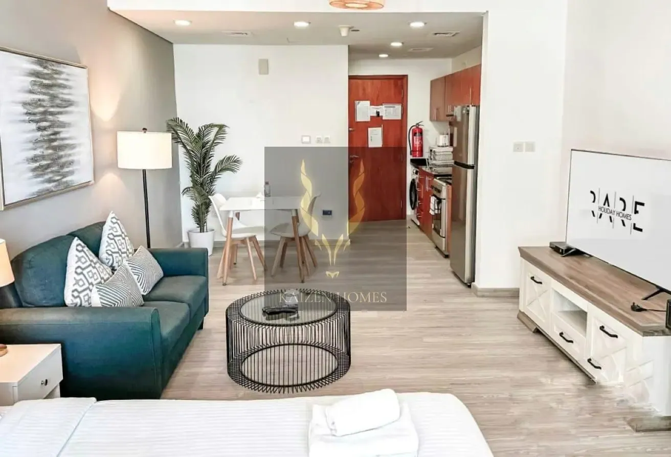 FULLY FURNISHED / POOL VIEW / LAKE VIEW / VACANT