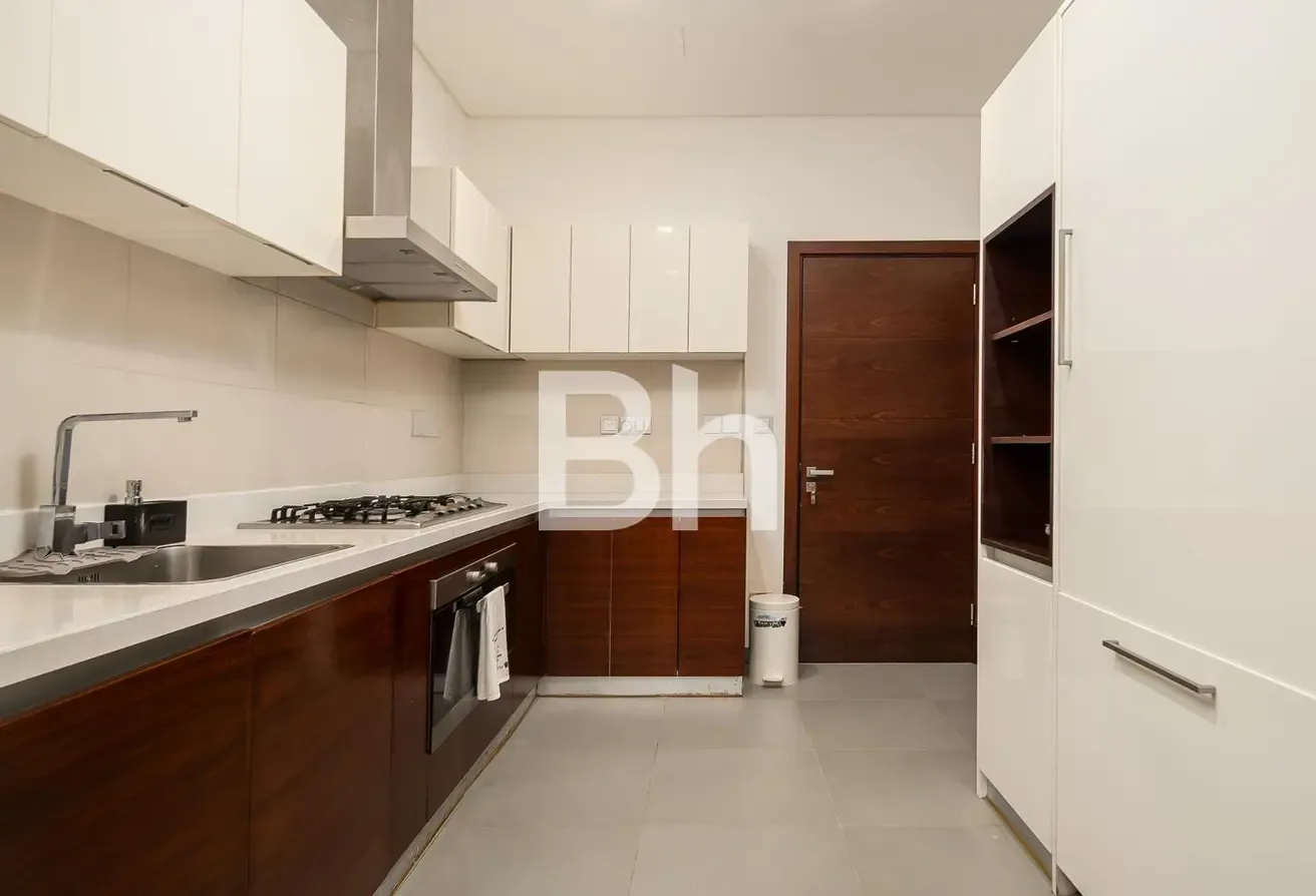 5BR Contemporary  | Upgraded | available  18th apr