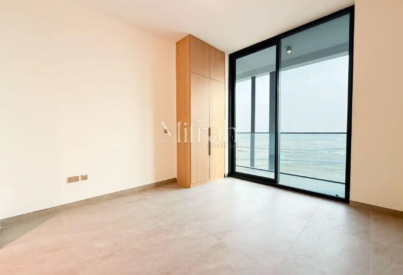 Spacious Studio | Vacant | Semi-furnished