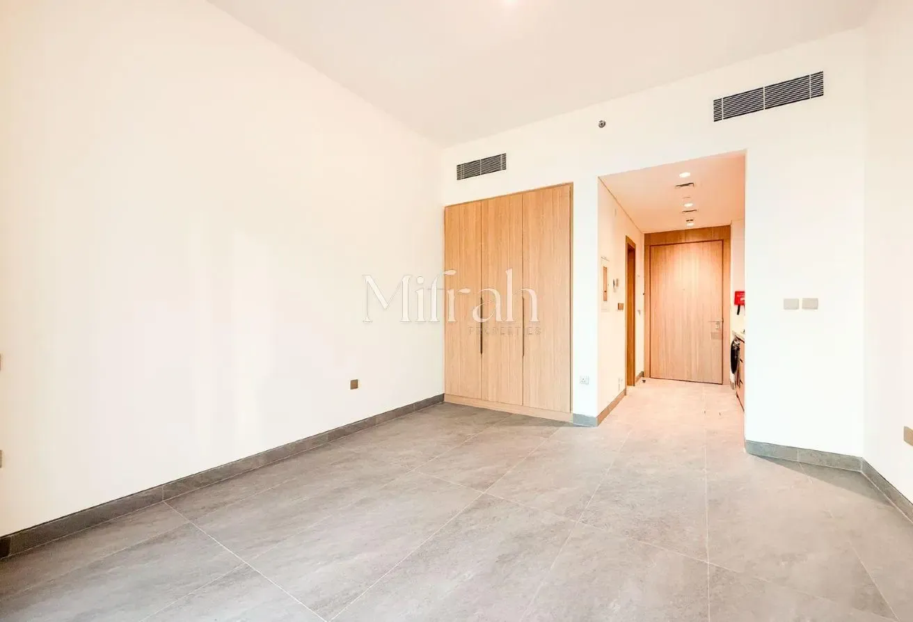 Spacious Studio | Vacant | Semi-furnished
