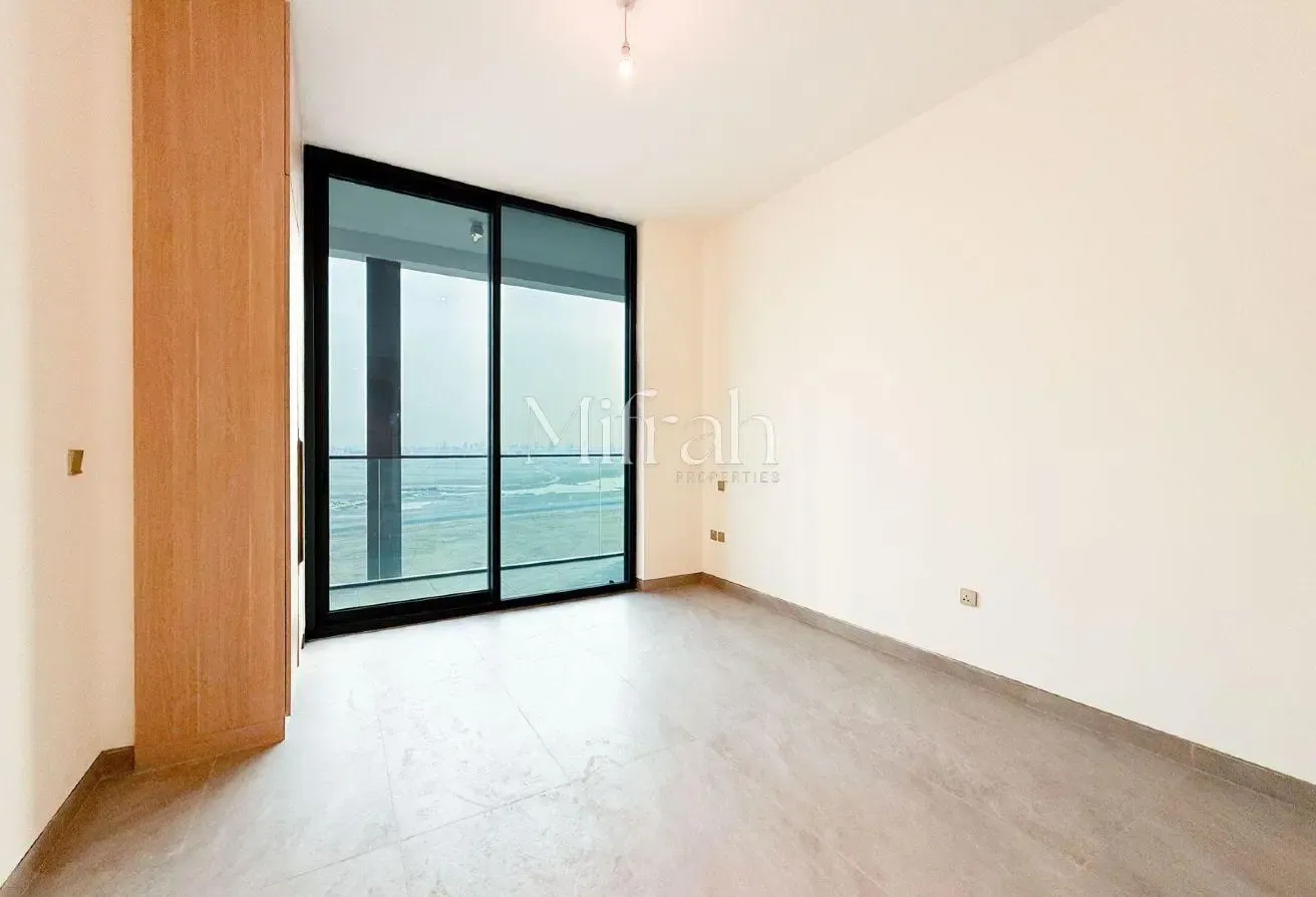 Spacious Studio | Vacant | Semi-furnished