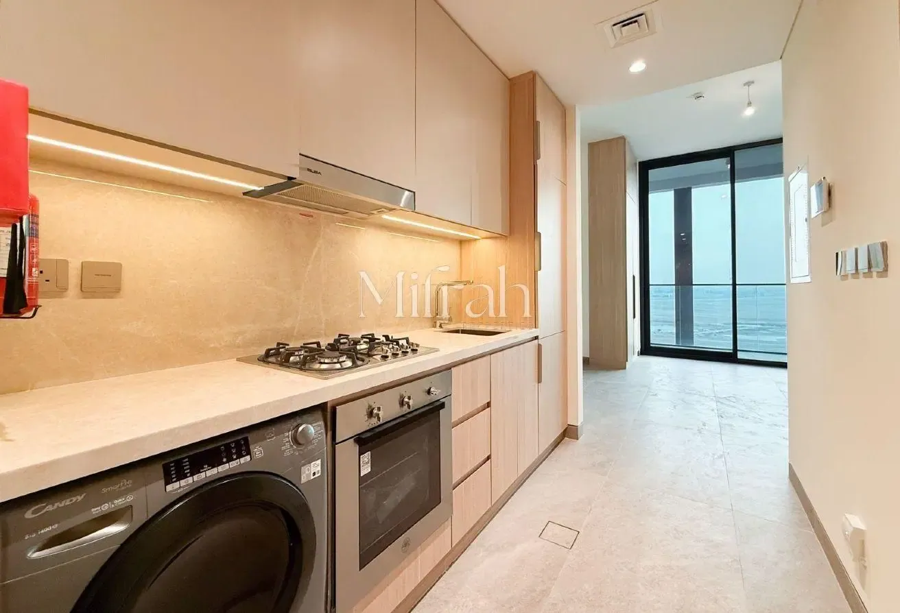 Spacious Studio | Vacant | Semi-furnished