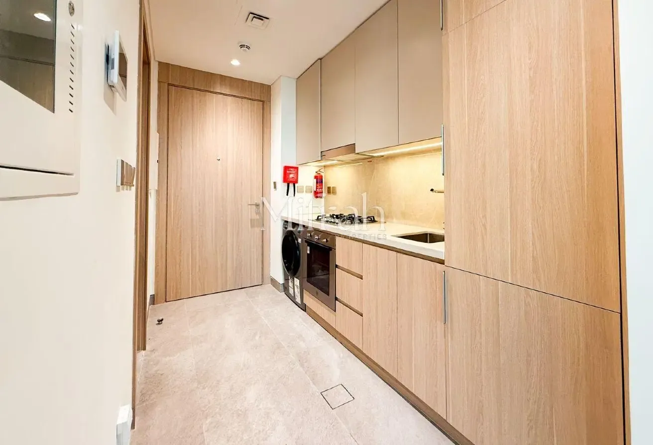 Spacious Studio | Vacant | Semi-furnished