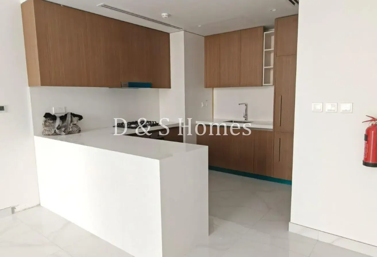 Large corner apartment | Next to the Metro