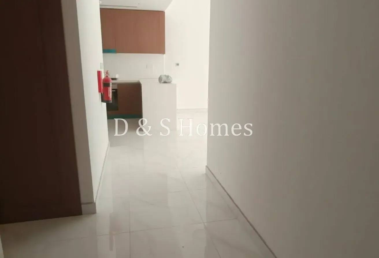 Large corner apartment | Next to the Metro