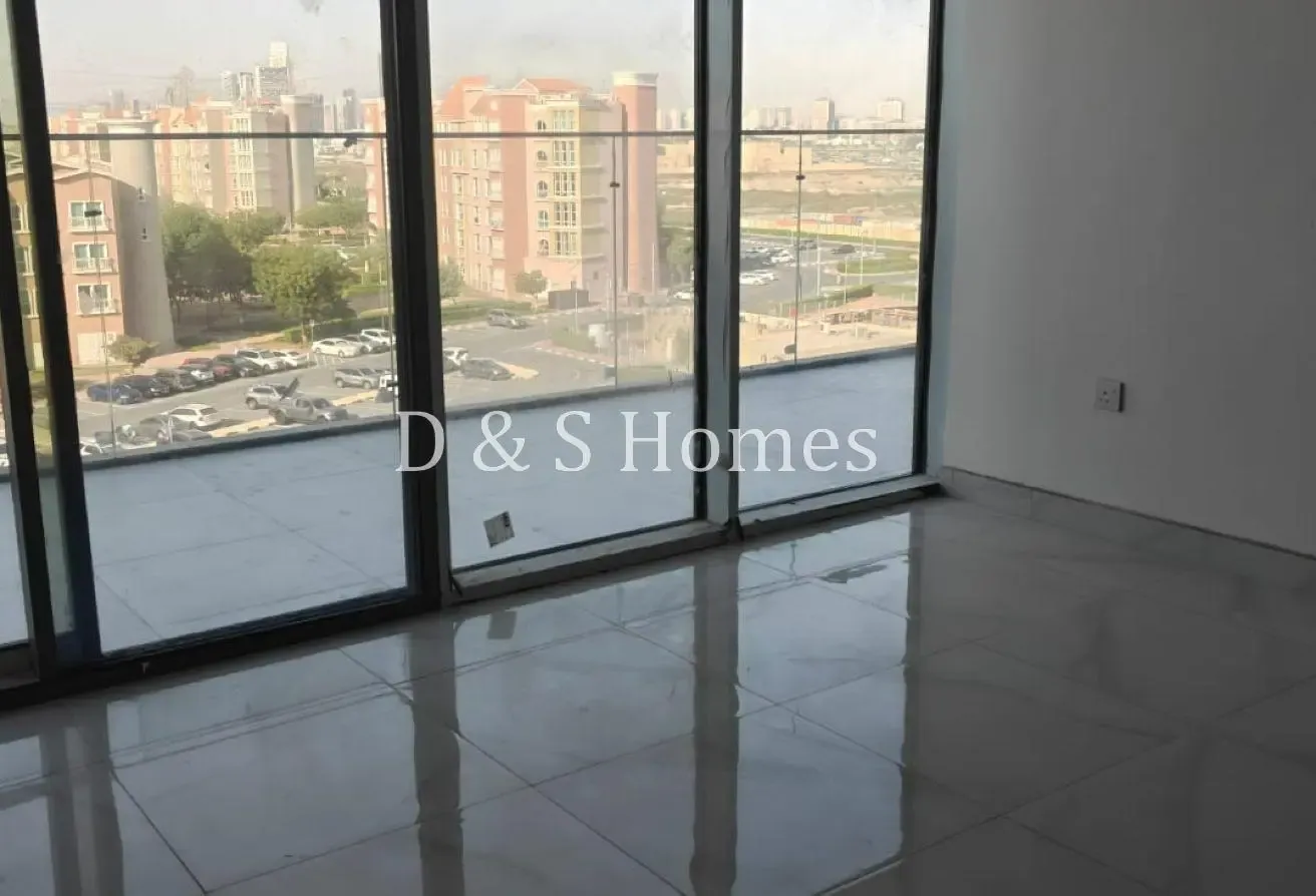 Large corner apartment | Next to the Metro