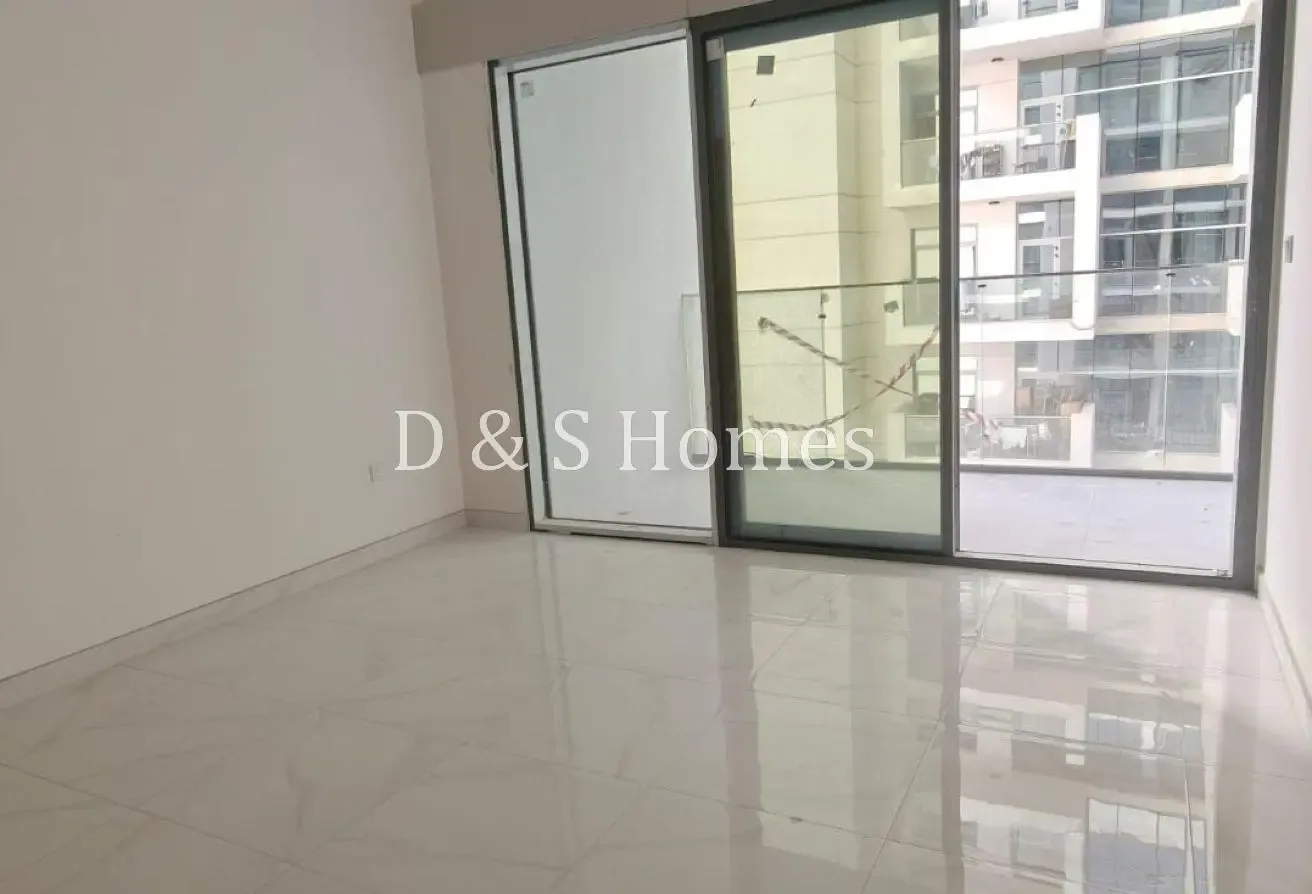 Large corner apartment | Next to the Metro