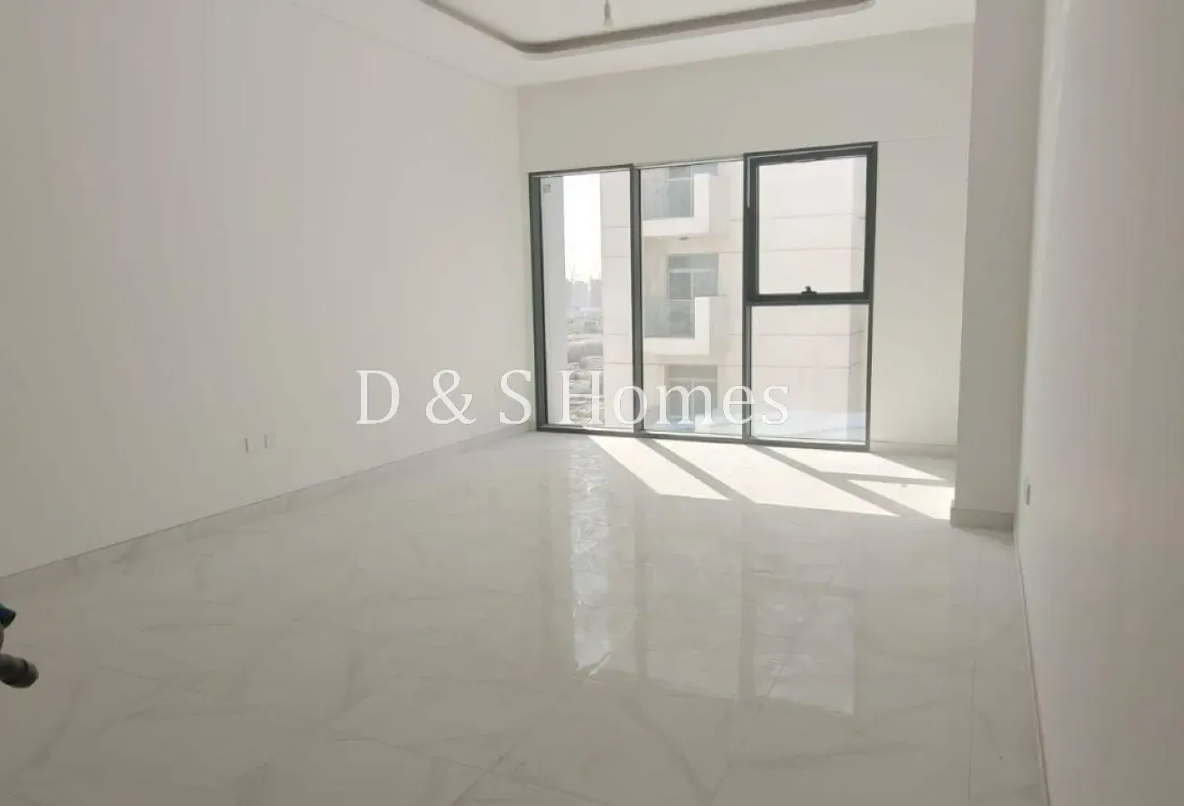 Large corner apartment | Next to the Metro